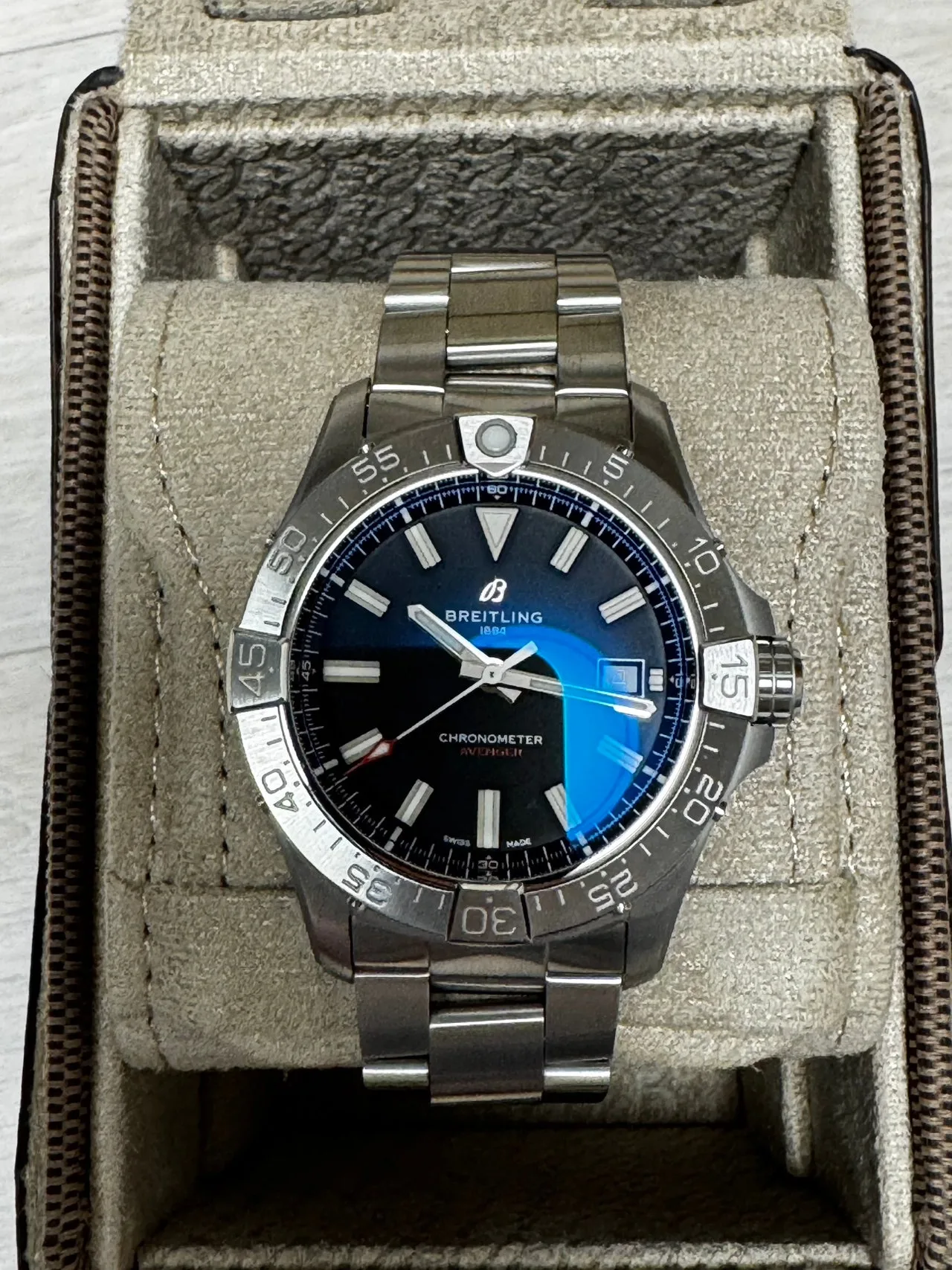 브라이틀링 어벤져 42mm 검판 2026 사진 1