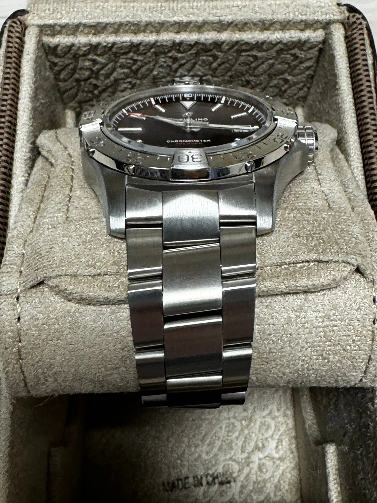 브라이틀링 어벤져 42mm 검판 2026 사진 2