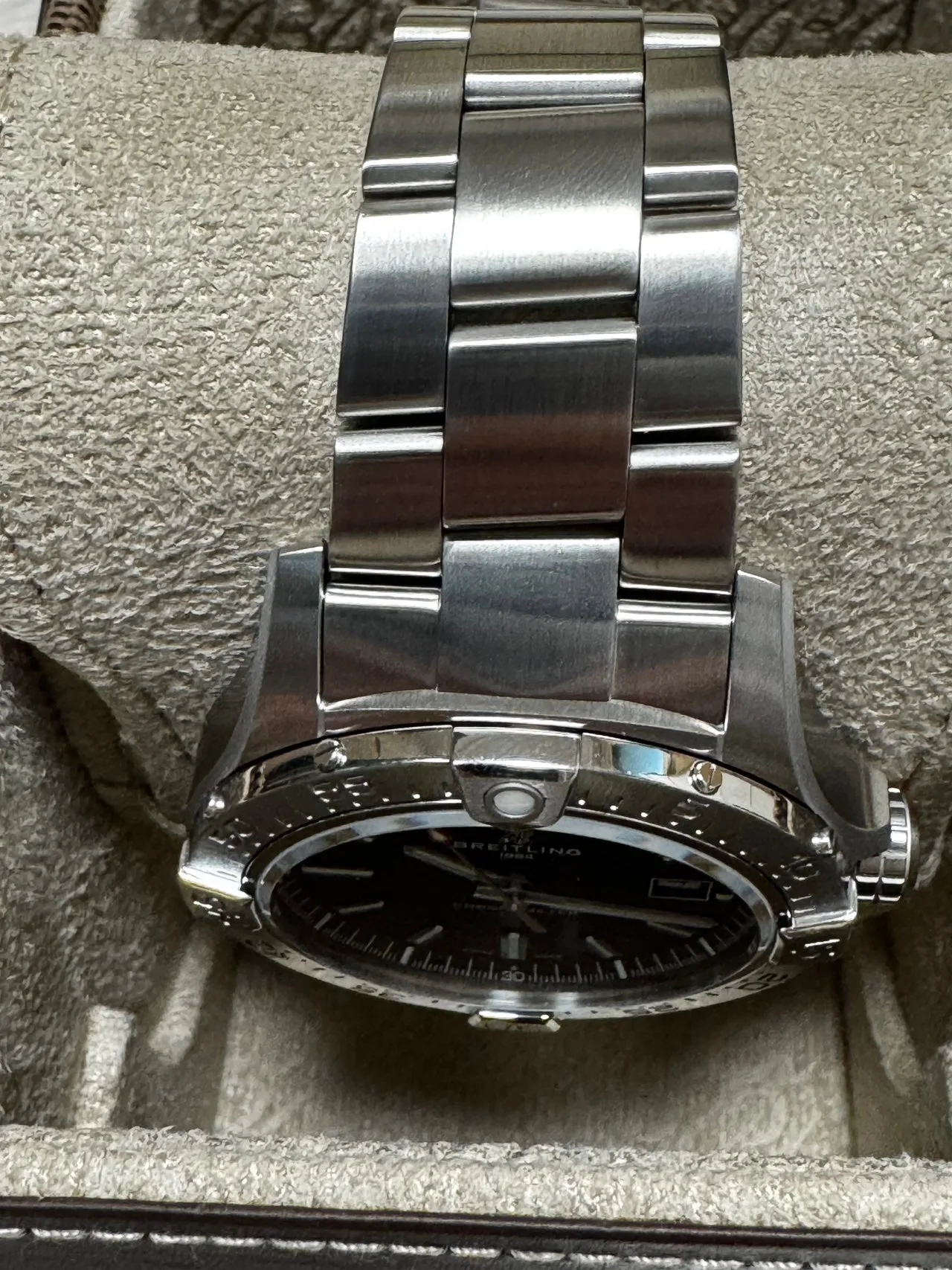 브라이틀링 어벤져 42mm 검판 2026 사진 3