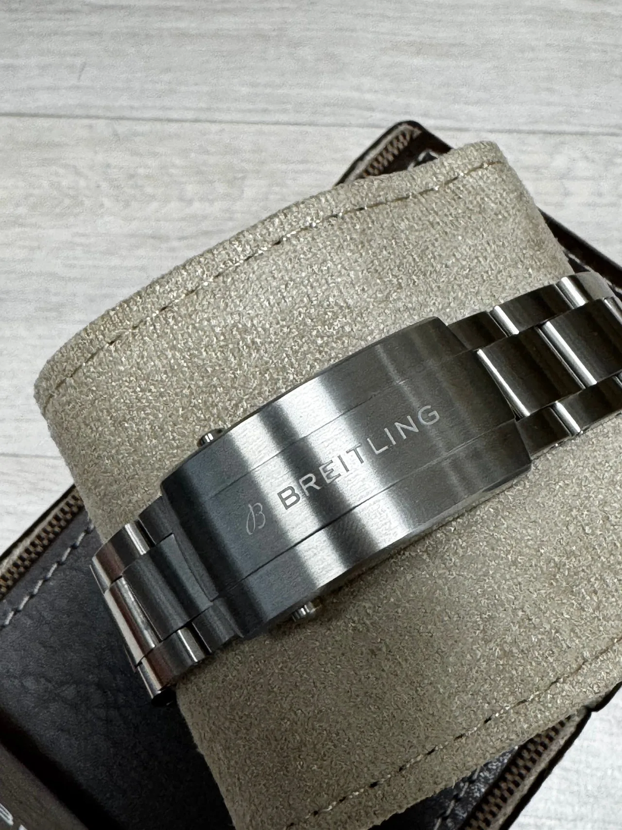 브라이틀링 어벤져 42mm 검판 2026 사진 6