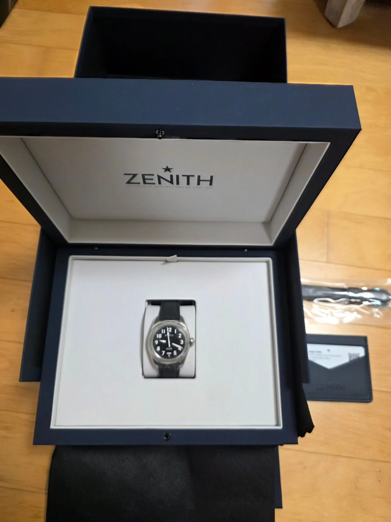 제니스 파일럿 오토매틱 40mm 검판 새제품 2026 사진 8