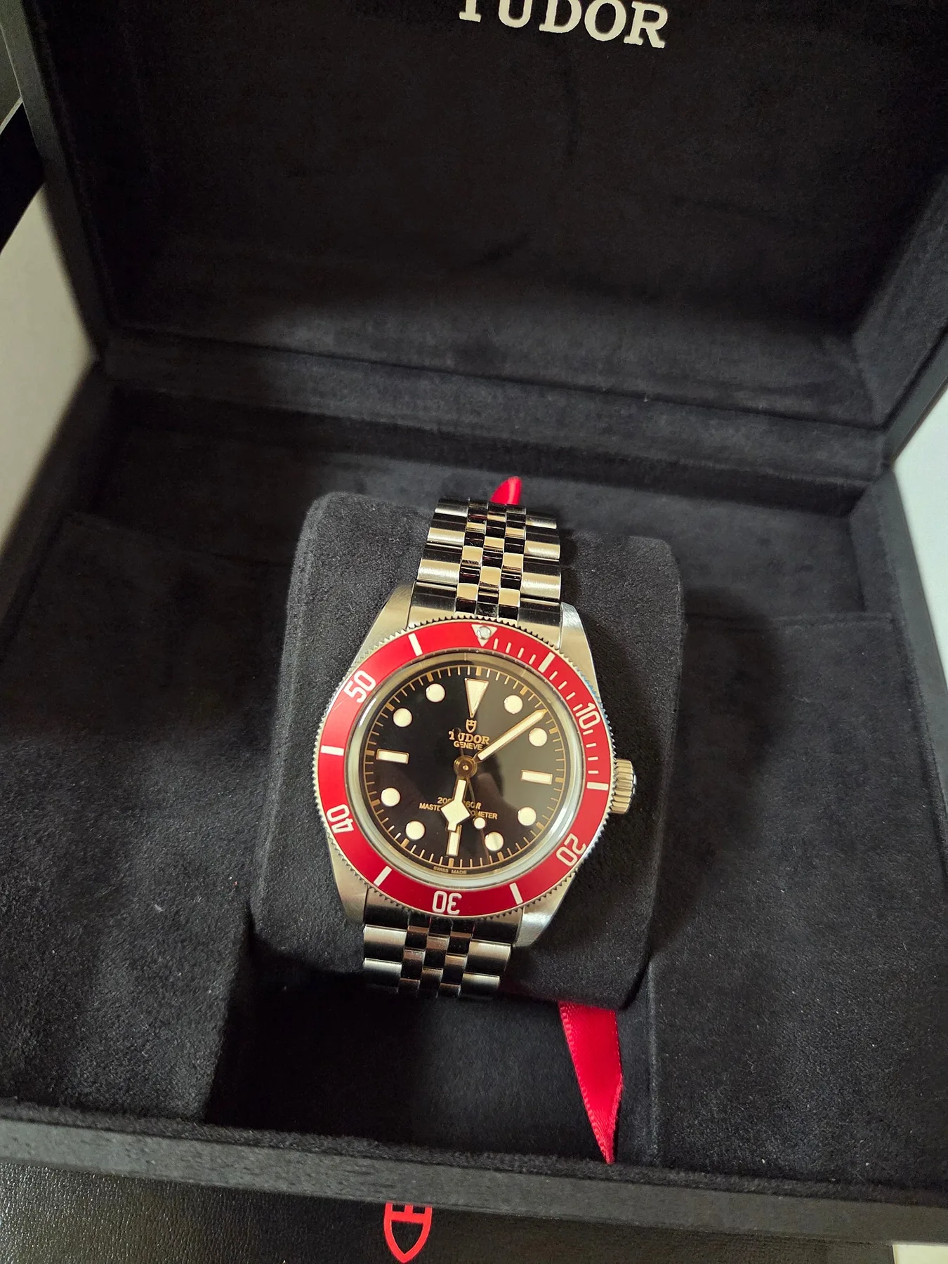 튜더 블랙베이 41mm 스틸 버건디 베젤 블랙 다이얼 쥬빌리 밴드 2023 사진 2
