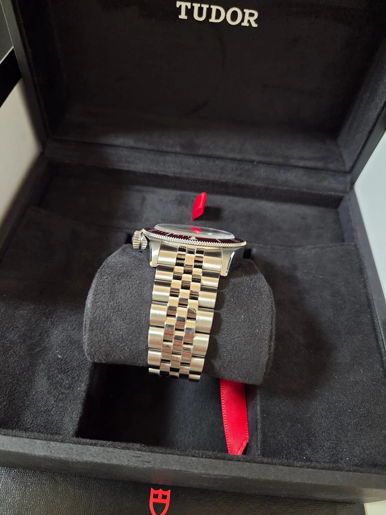 튜더 블랙베이 41mm 스틸 버건디 베젤 블랙 다이얼 쥬빌리 밴드 2023 사진 5