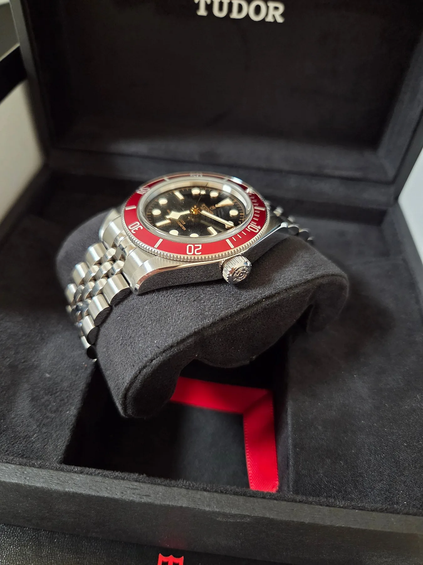 튜더 블랙베이 41mm 스틸 버건디 베젤 블랙 다이얼 쥬빌리 밴드 2023 사진 6