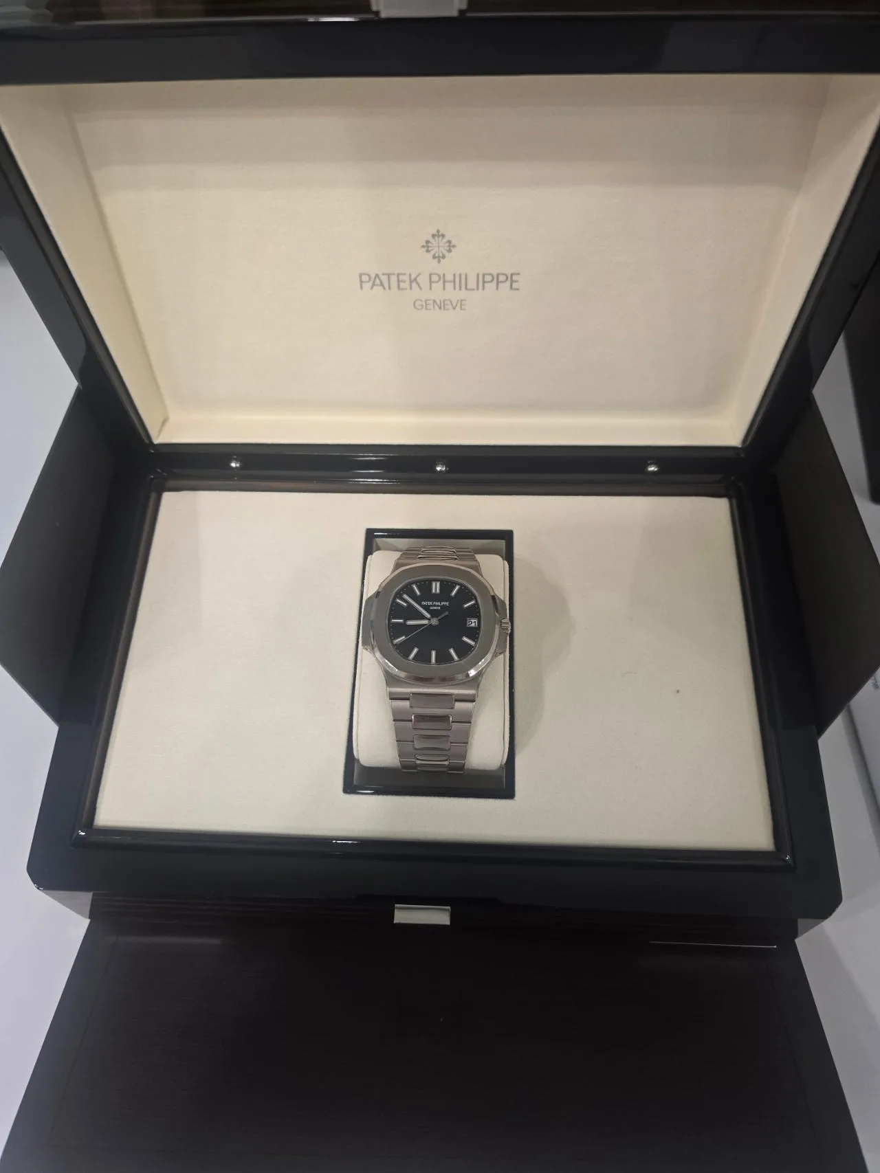 파텍필립 노틸러스 5811/1G-001 2025 사진 1