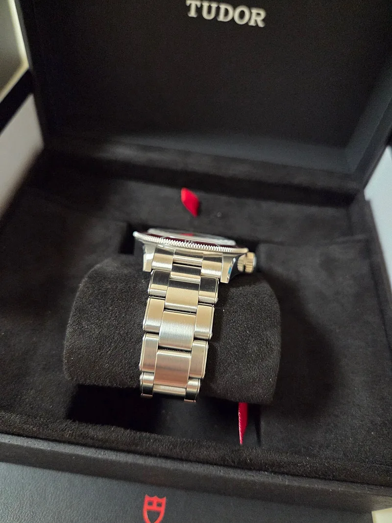 튜더 블랙베이 41mm 버건디 베젤 블랙 다이얼 스틸 2025 사진 3
