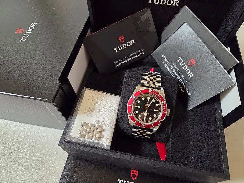 튜더 블랙베이 41mm 스틸 버건디 베젤 블랙 다이얼 쥬빌리 밴드 2023 사진 1