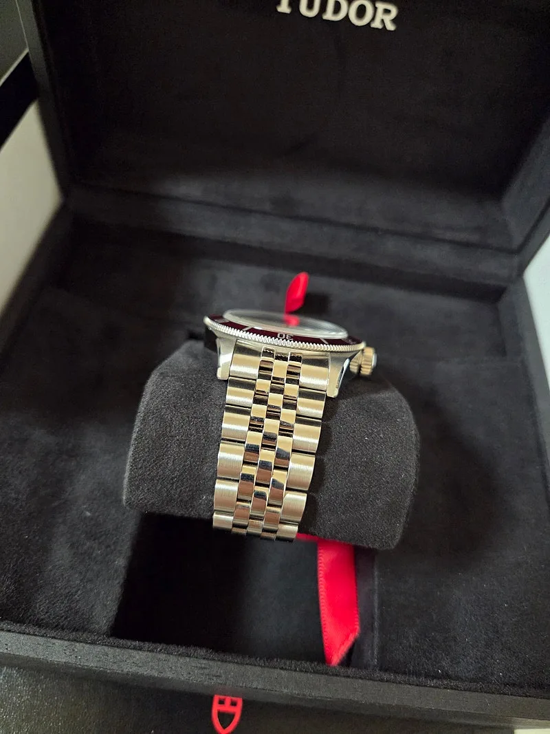 튜더 블랙베이 41mm 스틸 버건디 베젤 블랙 다이얼 쥬빌리 밴드 2023 사진 3