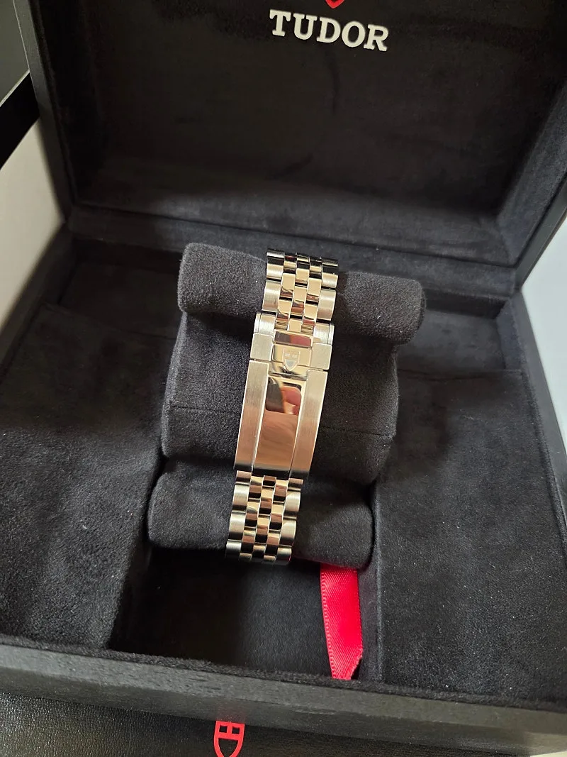 튜더 블랙베이 41mm 스틸 버건디 베젤 블랙 다이얼 쥬빌리 밴드 2023 사진 4