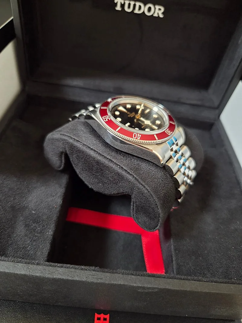 튜더 블랙베이 41mm 스틸 버건디 베젤 블랙 다이얼 쥬빌리 밴드 2023 사진 7